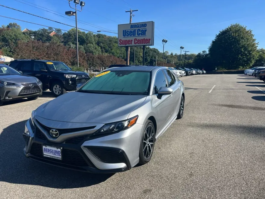 2022 Toyota Camry SE photo 1