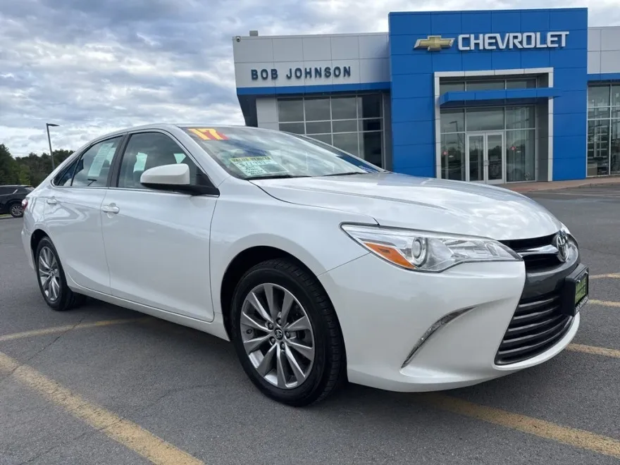 2017 Toyota Camry XLE photo 1