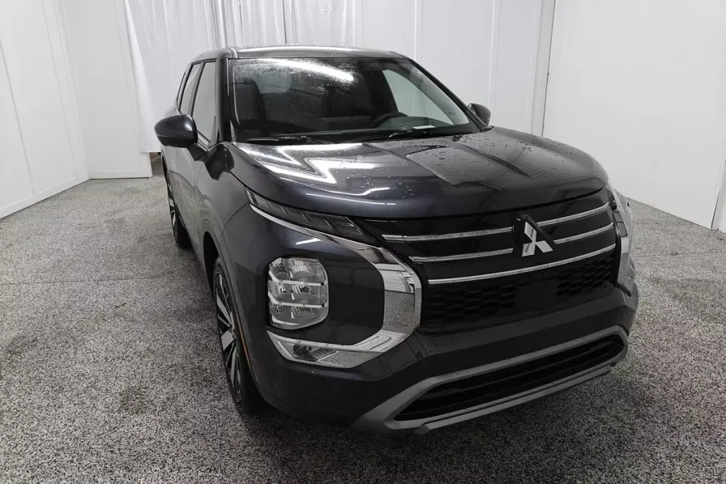 2025 Mitsubishi Outlander SE photo 1