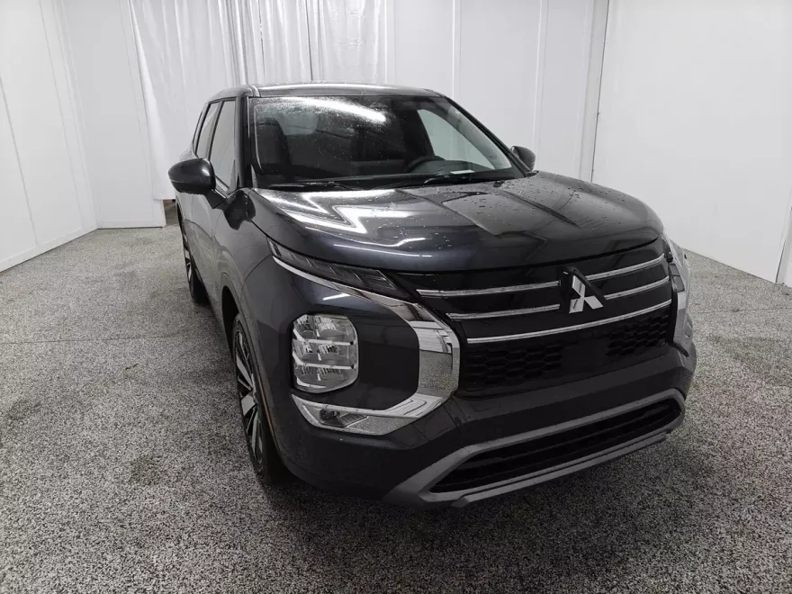 2025 Mitsubishi Outlander SE photo 1