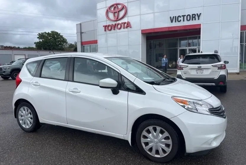 2016 Nissan Versa Note SV photo 1