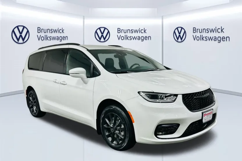 2021 Chrysler Pacifica Touring L photo 1