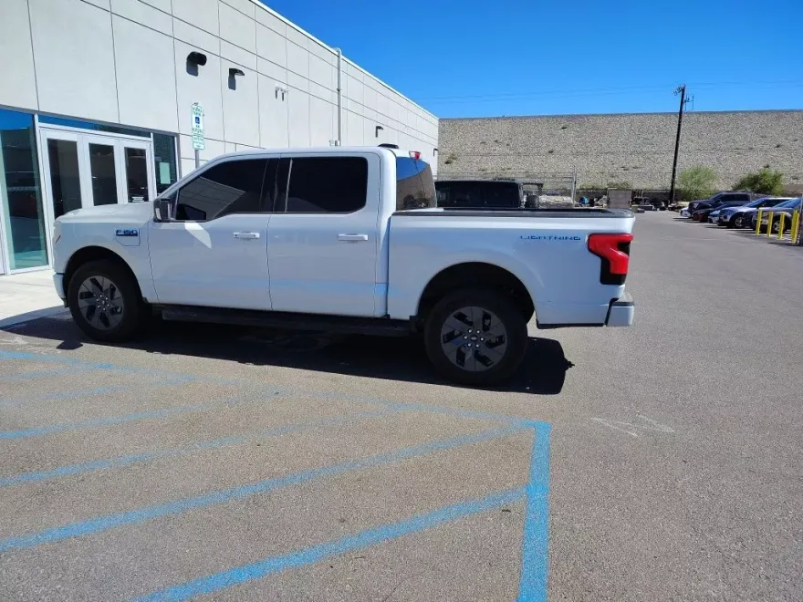 2025 Ford F-150 Lightning photo 1