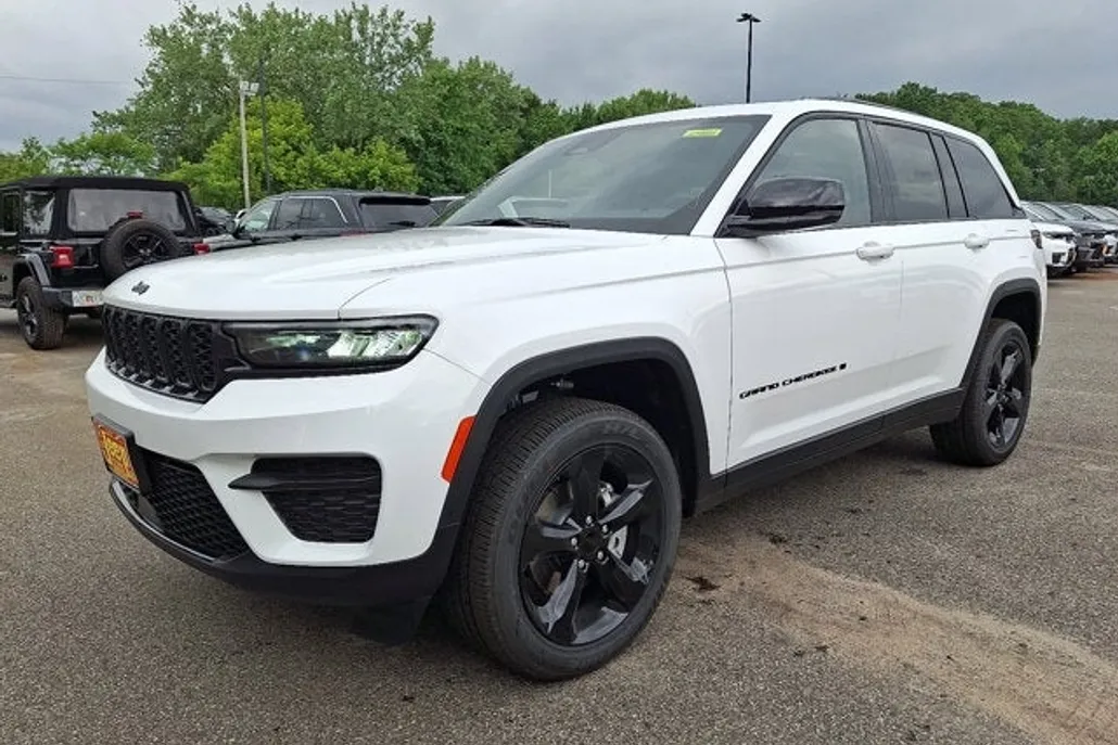 2025 Jeep Grand Cherokee Altitude photo 1
