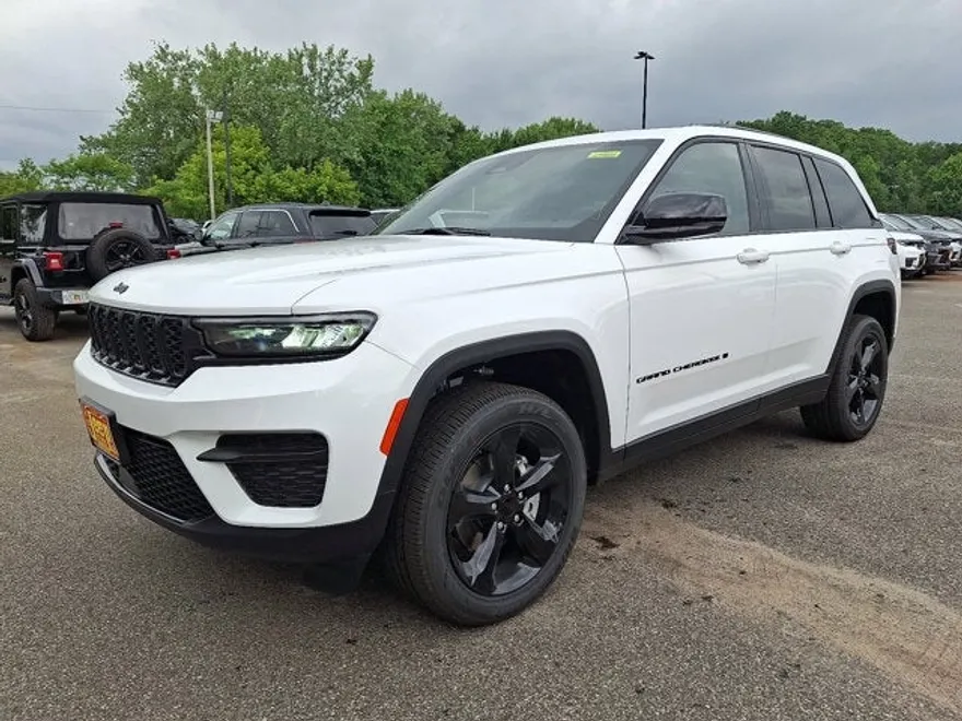 2025 Jeep Grand Cherokee Altitude photo 1