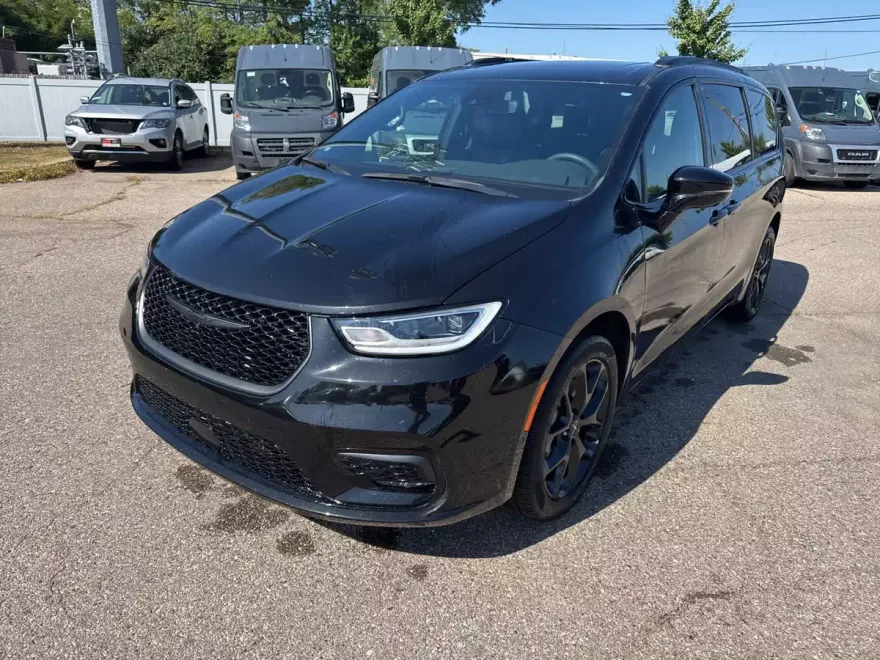 2023 Chrysler Pacifica Limited photo 1