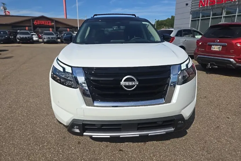 2025 Nissan Pathfinder Platinum photo 1