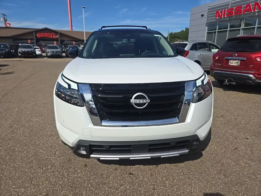 2025 Nissan Pathfinder Platinum photo 1