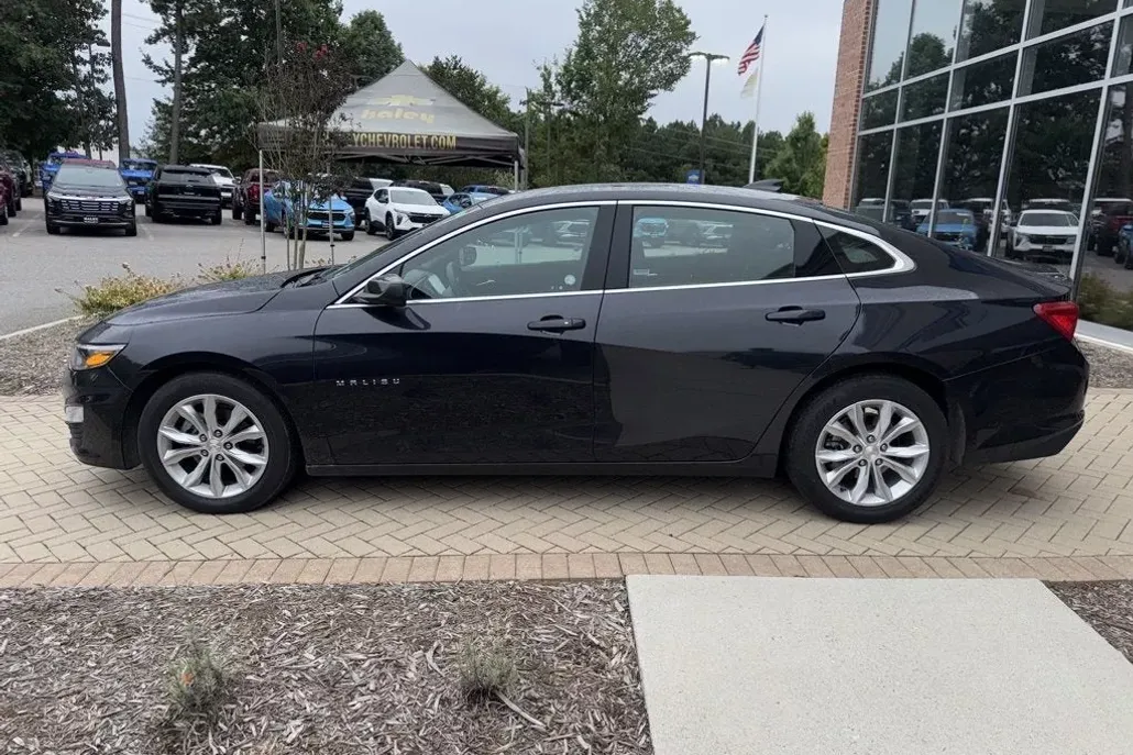 2023 Chevrolet Malibu 1LT photo 1