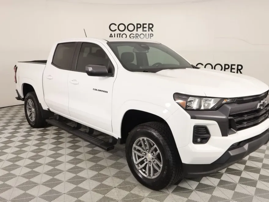 2024 Chevrolet Colorado LT photo 1
