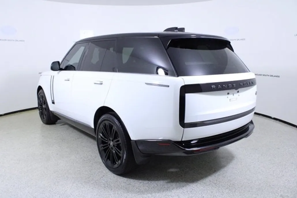 2023 Land Rover Range Rover SE photo 1