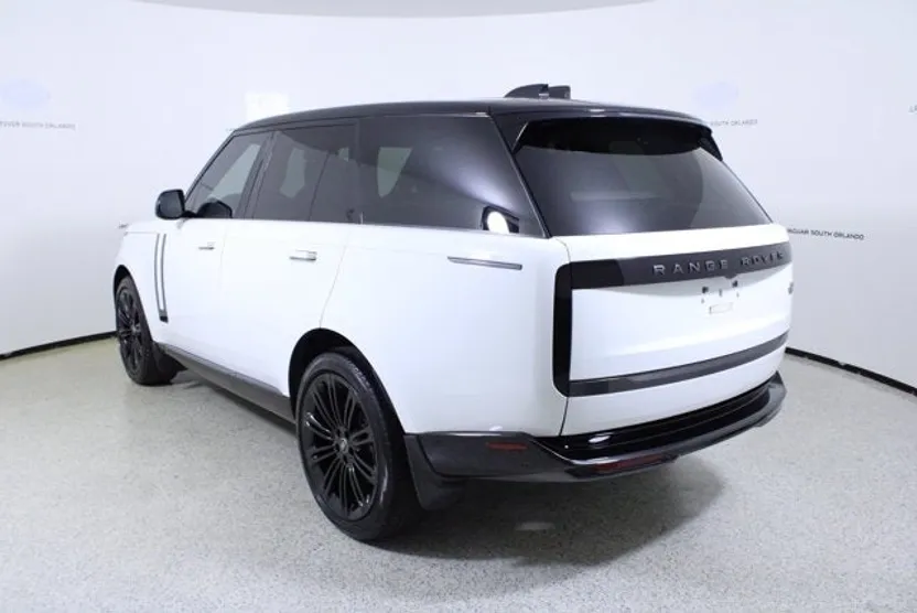 2023 Land Rover Range Rover SE photo 1