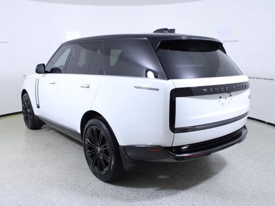 2023 Land Rover Range Rover SE photo 1