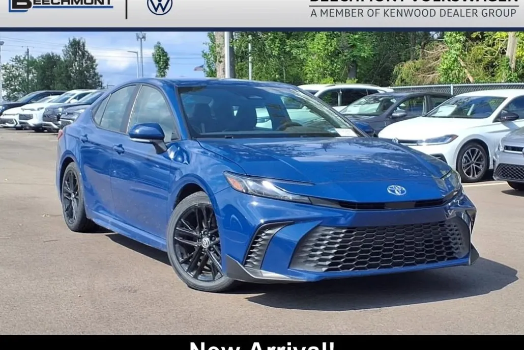 2025 Toyota Camry SE photo 1