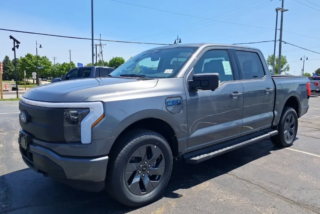 2025 Ford F-150 Lightning photo 1