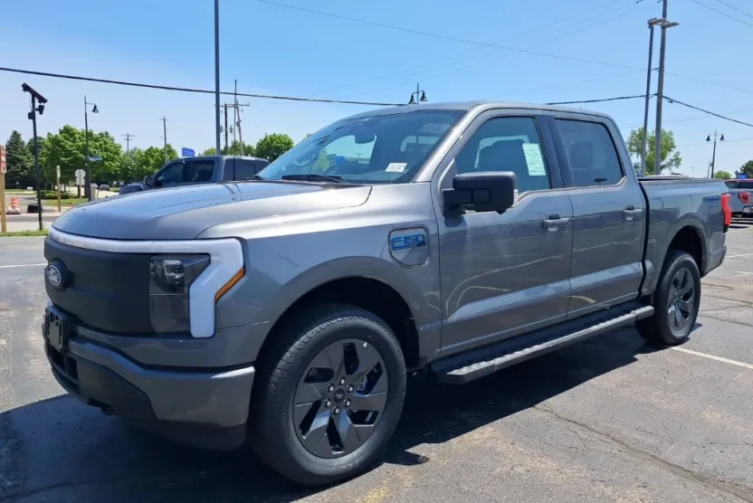 2025 Ford F-150 Lightning photo 1