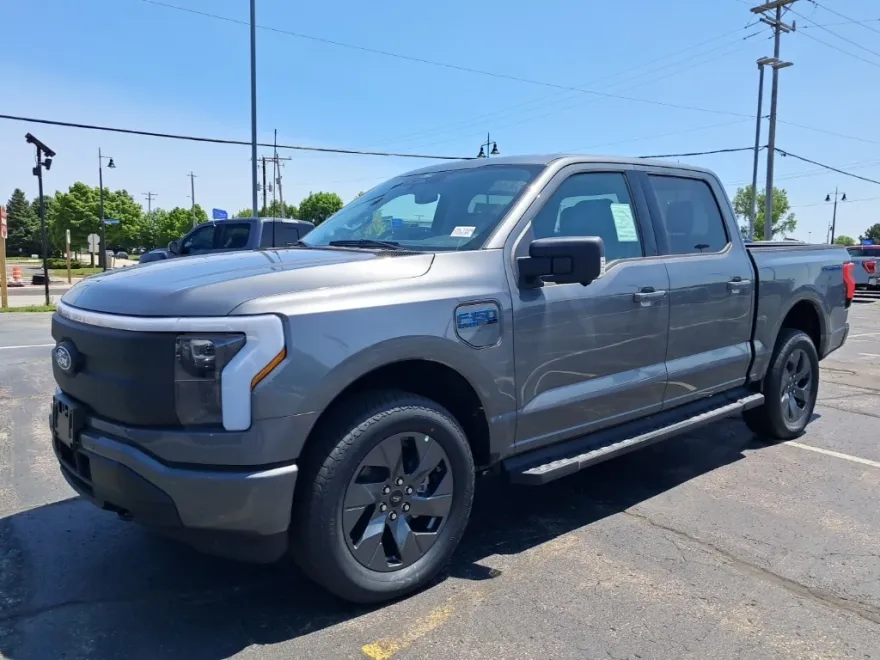 2025 Ford F-150 Lightning photo 1