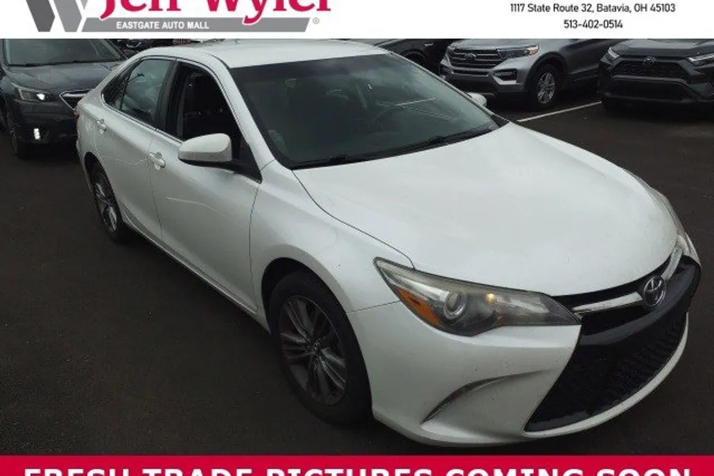 2017 Toyota Camry SE photo 1