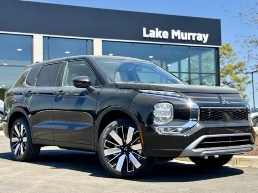 2025 Mitsubishi Outlander SE photo 1