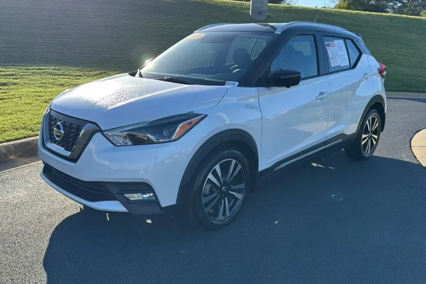 2019 Nissan Kicks SR photo 1