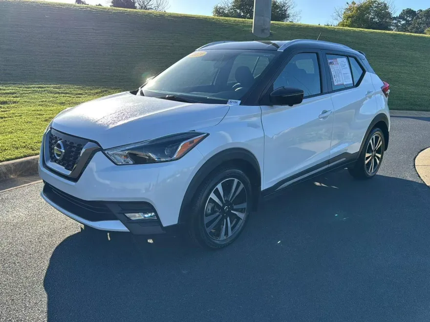 2019 Nissan Kicks SR photo 1