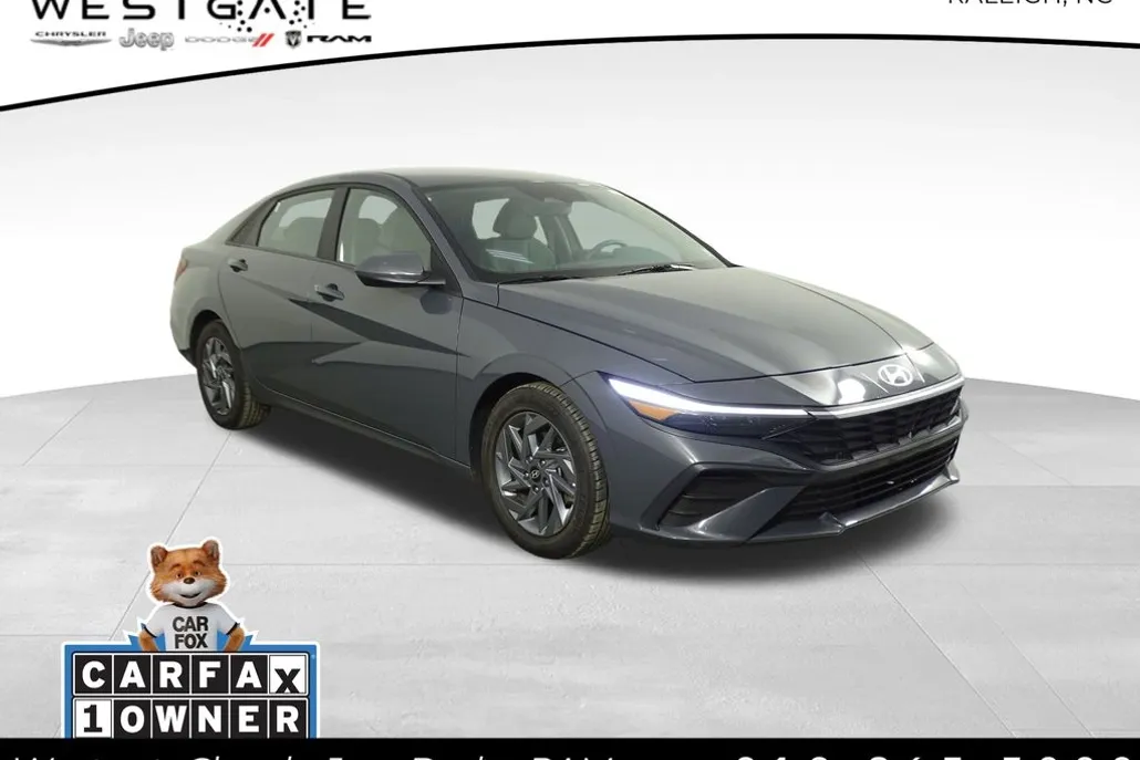 2024 Hyundai Elantra SEL photo 1