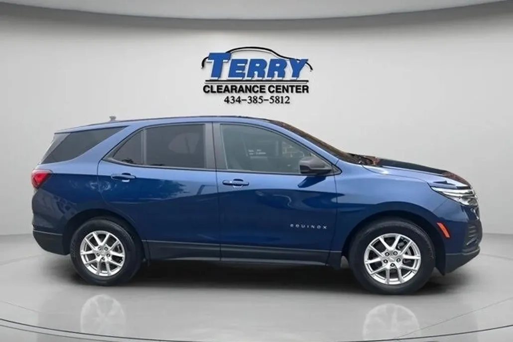 2022 Chevrolet Equinox LS photo 1