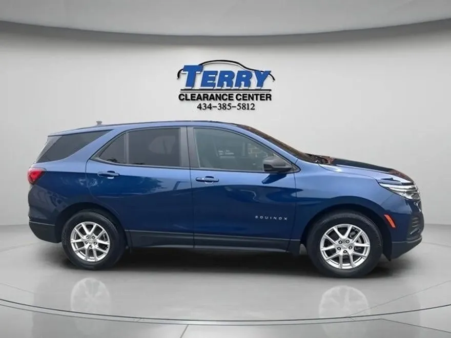2022 Chevrolet Equinox LS photo 1
