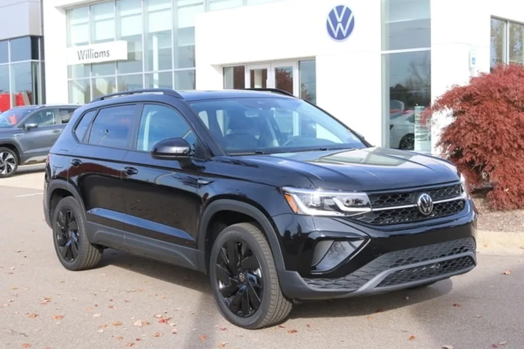 2024 Volkswagen Taos SE photo 1
