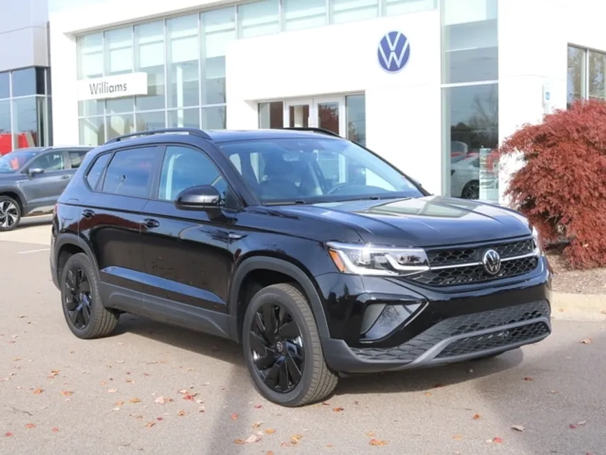 2024 Volkswagen Taos SE photo 1