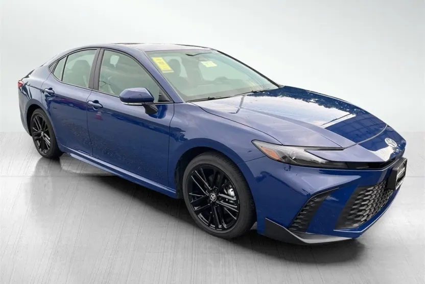 2025 Toyota Camry SE photo 1