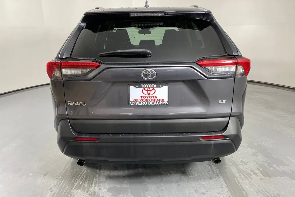 2021 Toyota RAV4 LE photo 1