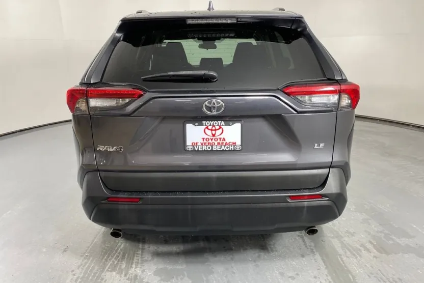 2021 Toyota RAV4 LE photo 1