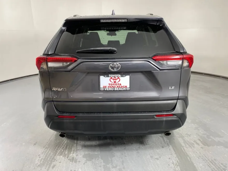 2021 Toyota RAV4 LE photo 1