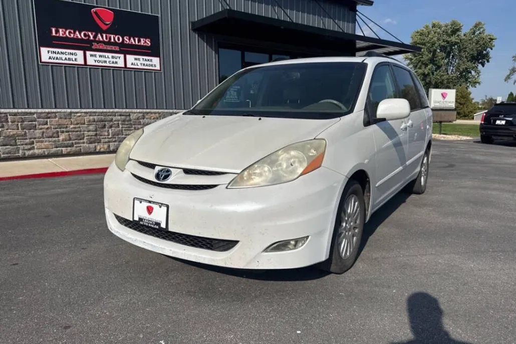 2008 Toyota Sienna XLE photo 1