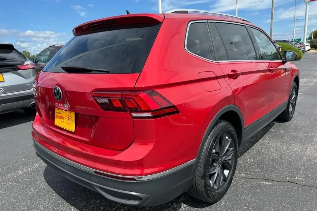 2023 Volkswagen Tiguan SE photo 1