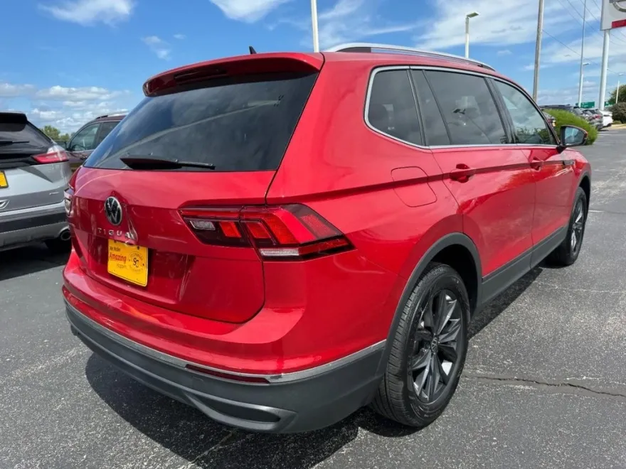 2023 Volkswagen Tiguan SE photo 1