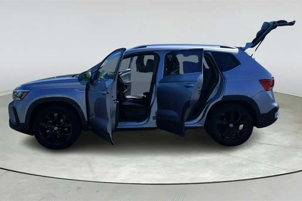 2023 Volkswagen Taos SE photo 1