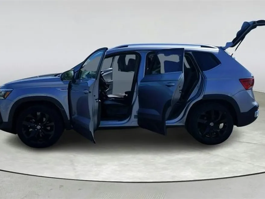 2023 Volkswagen Taos SE photo 1