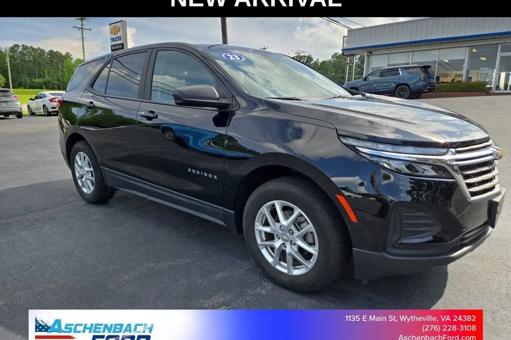 2023 Chevrolet Equinox LS photo 1