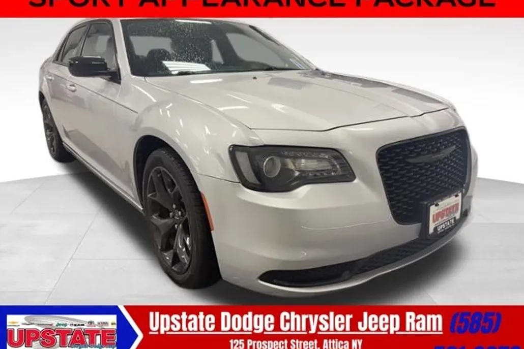 2021 Chrysler 300 Touring photo 1