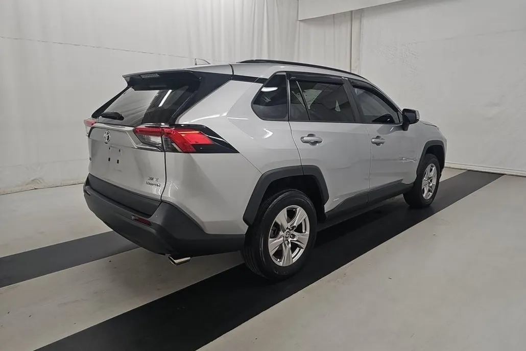 2022 Toyota RAV4 Hybrid XLE photo 1