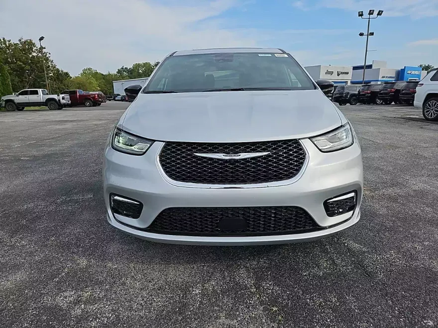 2026 Chrysler Pacifica photo 1