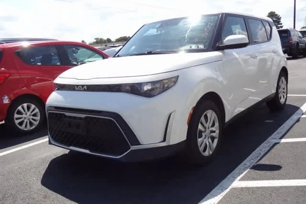 2023 Kia Soul LX photo 1