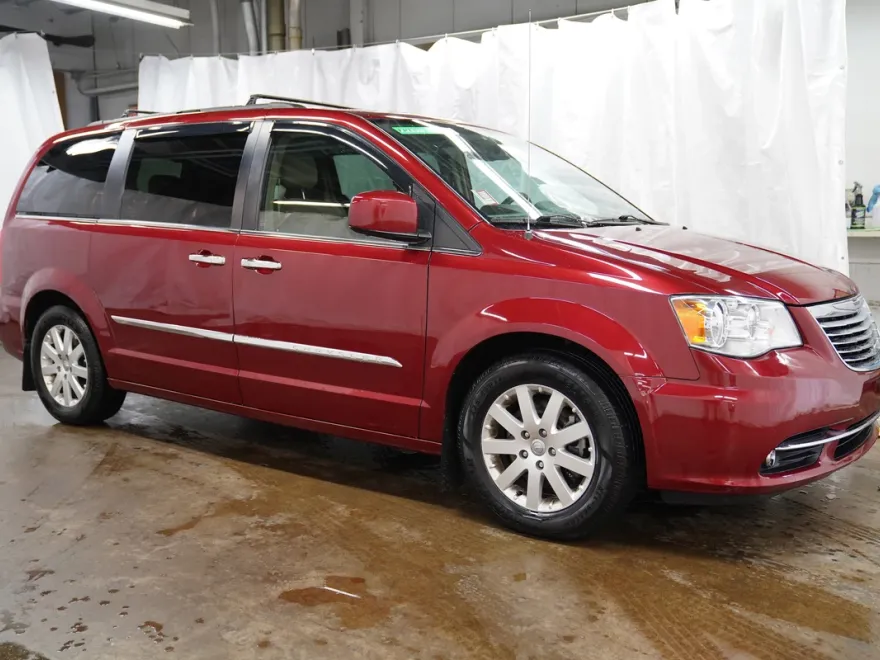 2016 Chrysler Town & Country Touring photo 1