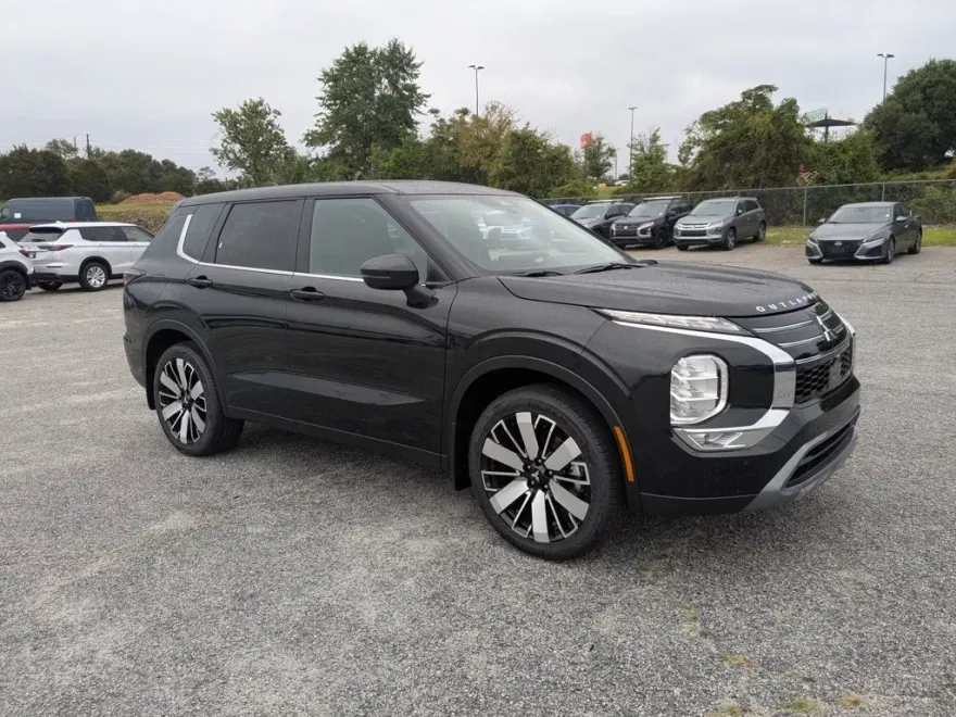 2025 Mitsubishi Outlander SE photo 1