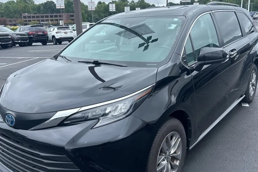 2024 Toyota Sienna XLE photo 1