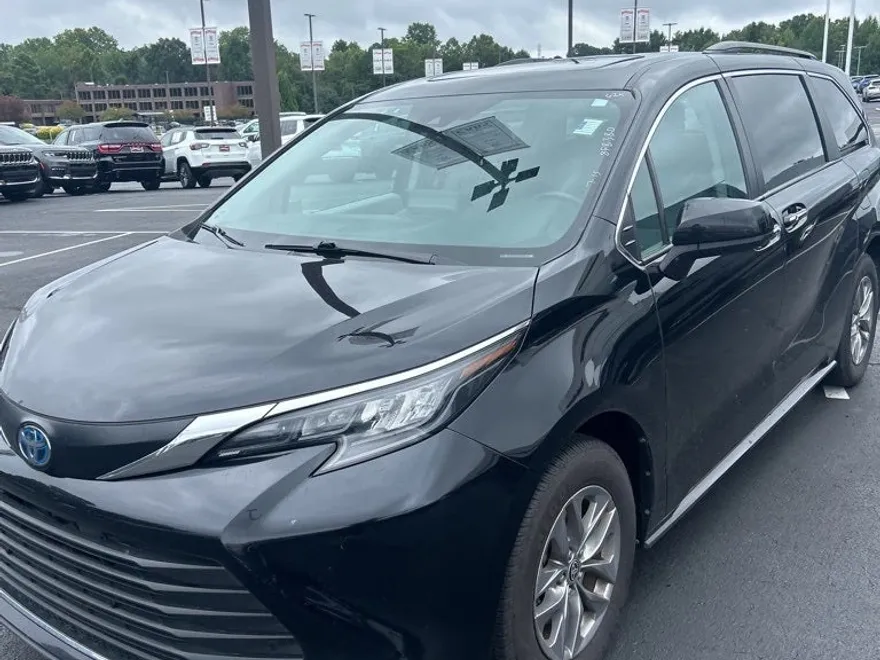 2024 Toyota Sienna XLE photo 1
