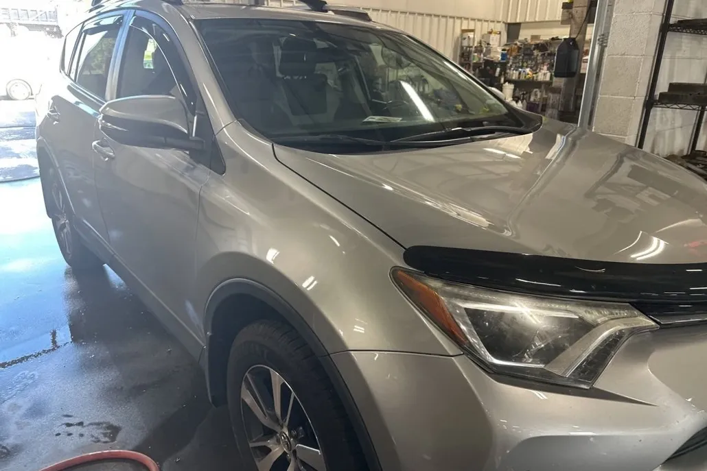 2018 Toyota RAV4 XLE photo 1