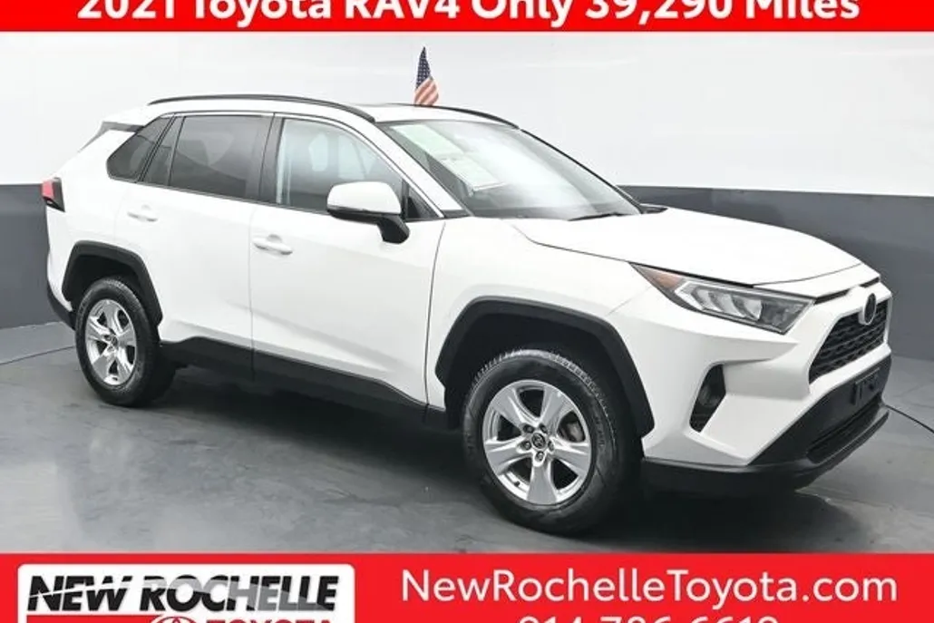 2021 Toyota RAV4 XLE photo 1